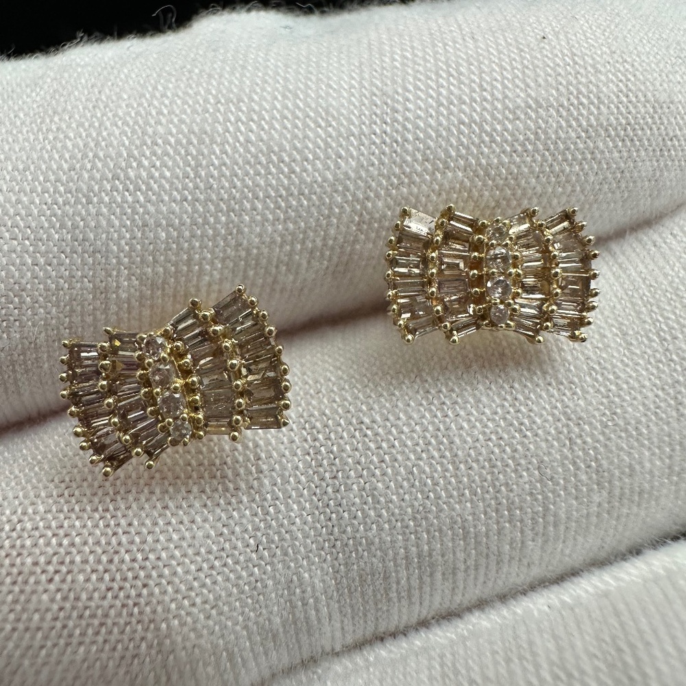 Diamond Stud Earrings in 18K Yellow Gold Settings